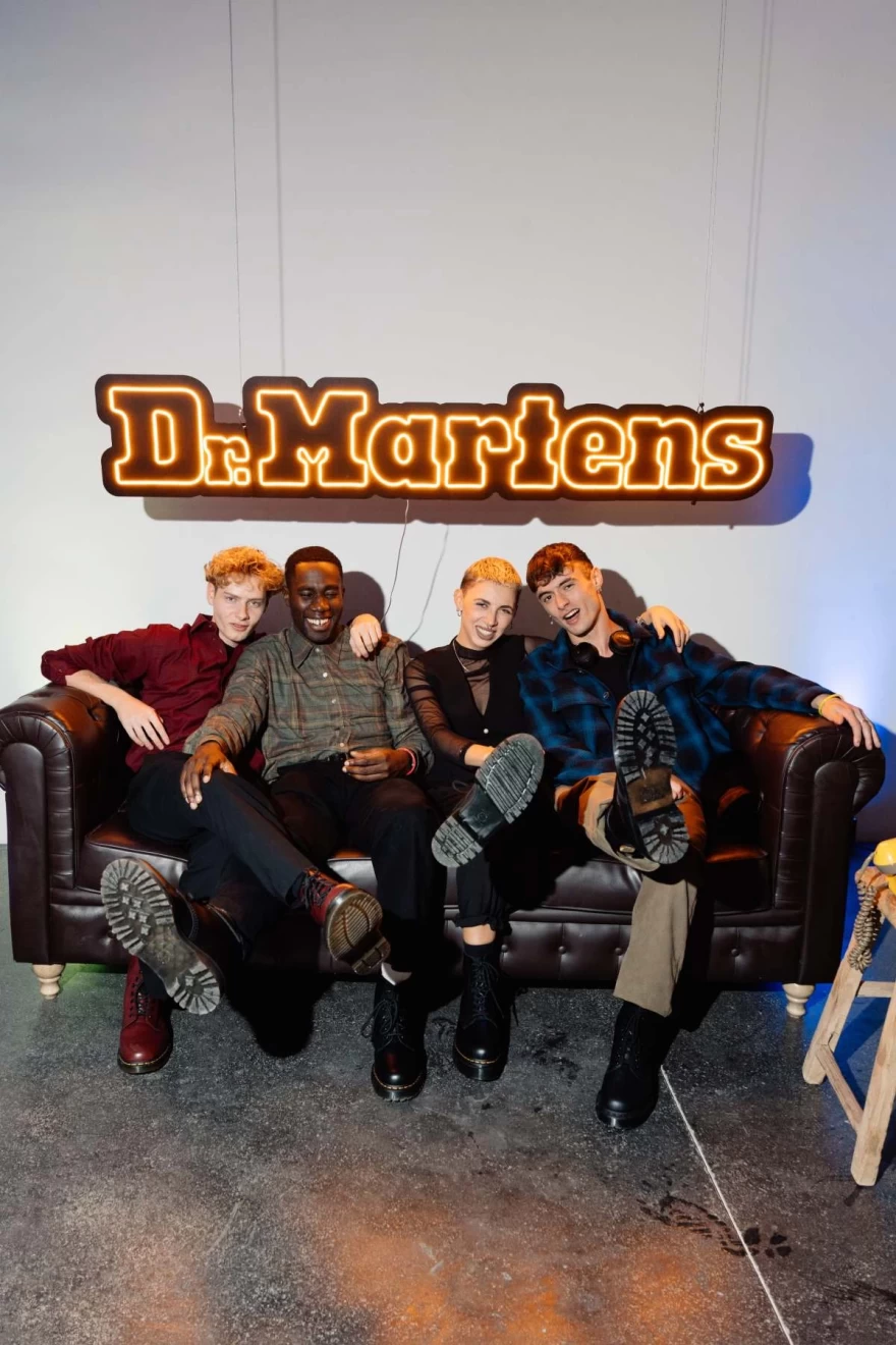 H Dr. Martens ξέρει να παρτάρει δυνατά