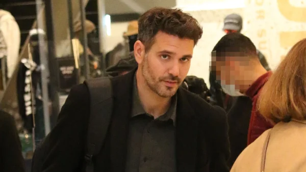 Του χάιδευε το πρόσωπο την ώρα που πήγαινε να τον φιλήσει - Το πρόσωπο που βρέθηκε στο ίδιο τραπέζι με τον Λεβεντογιάννη σε βραδινή έξοδο