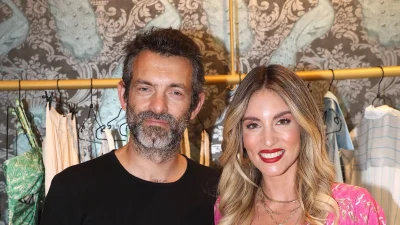 Με φουντωτά κλαριά και πολλά στολίδια: Το υπέρλαμπρο δέντρο της Αθηνάς Οικονομάκου και του Φίλιππου Μιχόπουλου