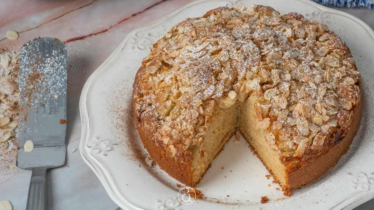 Η συνταγή της ημέρας: Αφράτη μηλόπιτα κέικ - Πώς θα τη φτιάξετε σε 5 λεπτά