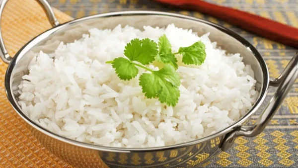 Tόσο καιρό βράζατε το ρύζι λάθoς: Τα 6+1 μυστικά για να μαγειρευτεί σωστά και να μην γίνει "λαπάς"