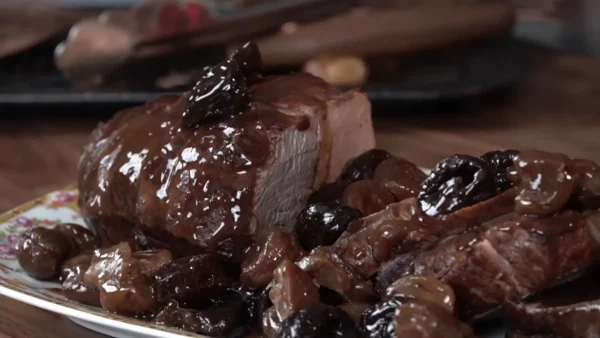 Χριστούγεννα: Τρυφερό μοσχαράκι με δαμάσκηνα - Τα 2 μυστικά της Αργυρώς Μπαρμπαρίγου για να "λιώνει" στο στόμα