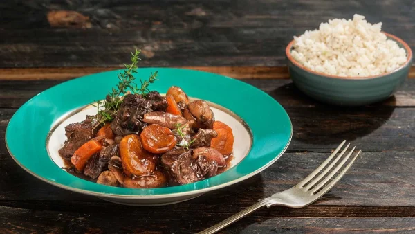 Μοσχαράκι στη γάστρα “λουκούμι” - Με κάστανα και δαμάσκηνα για να βγει μυρωδάτο