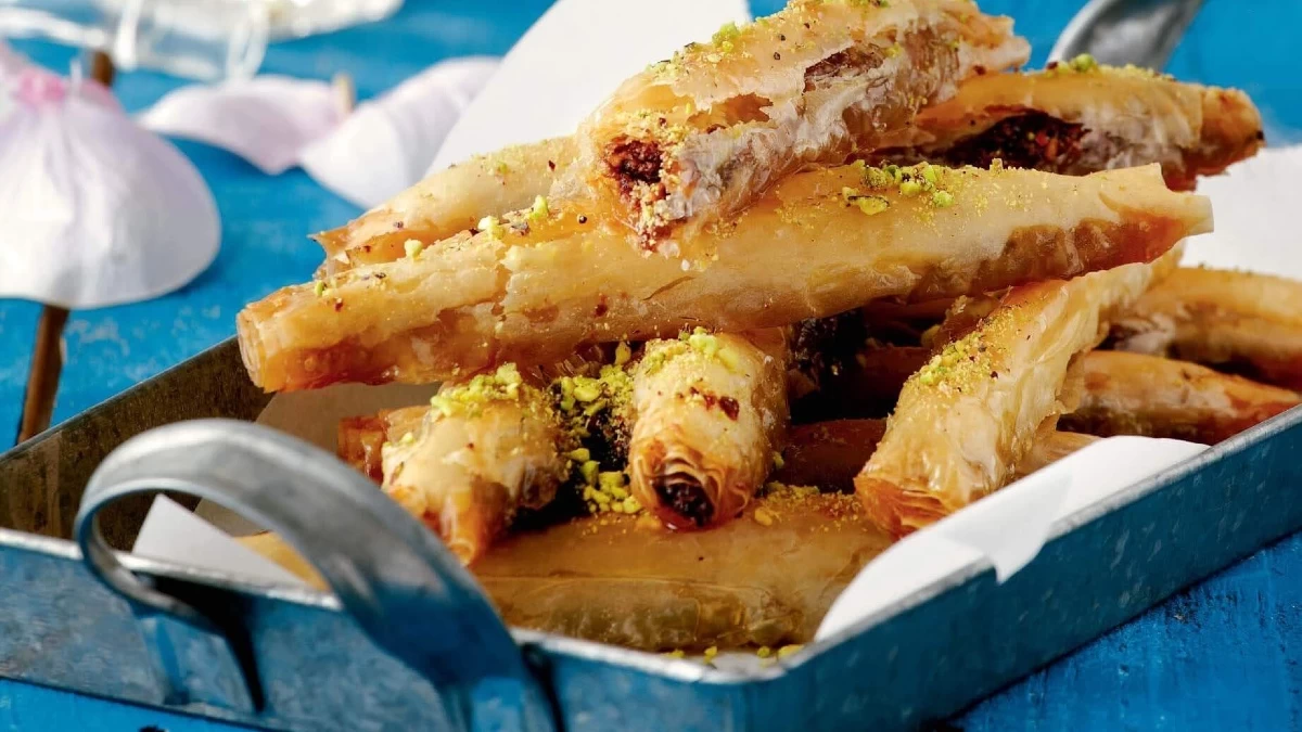 Μπακλαβαδάκια «του ονείρου» - Πώς θα βγουν τραγανά απέξω και τέλεια σιροπιαστά από μέσα