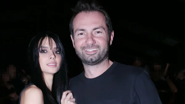 Με το ποτό στο χέρι ο Δημήτρης: Τα φιλιά με τη Μπεζάν στα μπουζούκια - Δίπλα τους η Χριστίνα Παππά στα κόκκινα