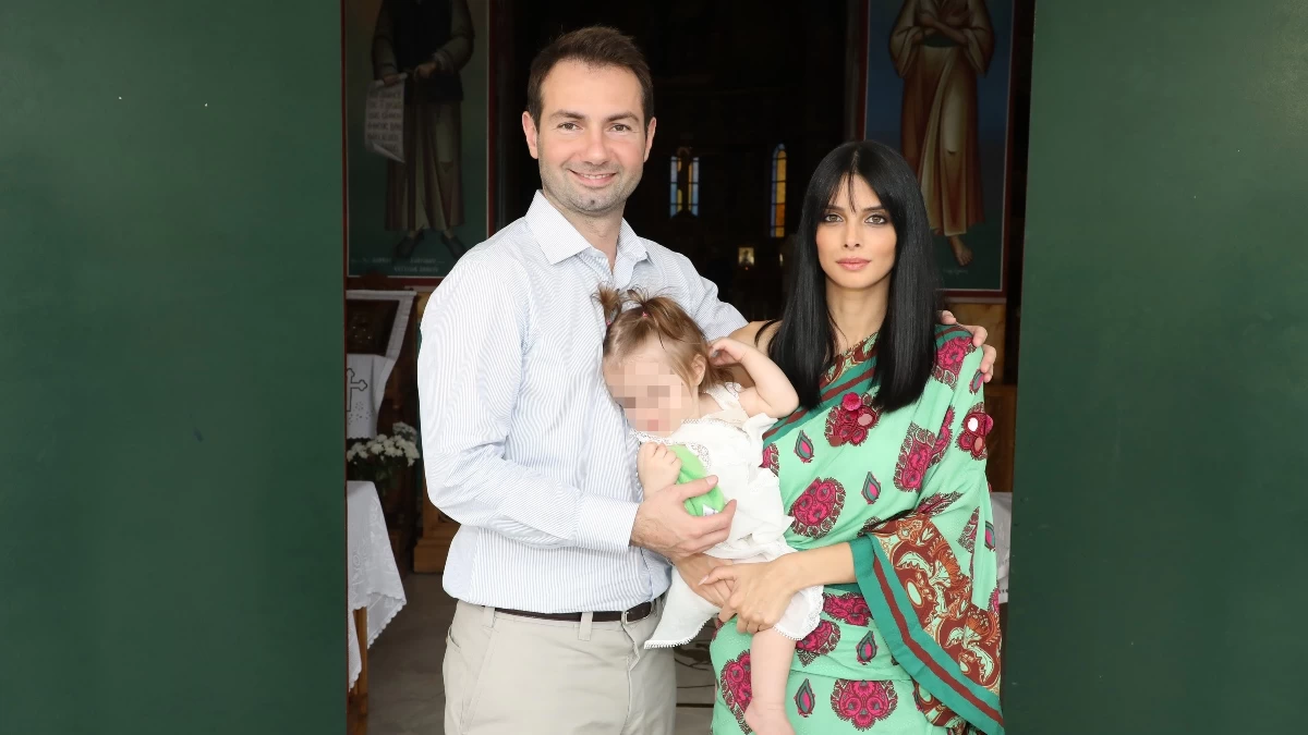 Χιονισμένο, με χρυσή κορυφή και λευκές μπάλες - Η τρυφερή ανάρτηση της Άννας Μπεζάν με την κόρη της μπροστά από το χριστουγεννιάτικο δέντρο