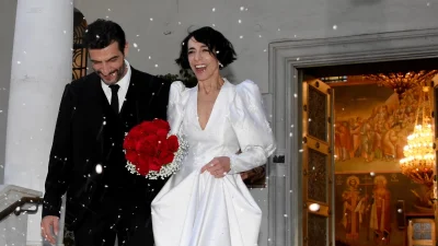 Παντρεύτηκαν ο Νίκος Κουρής & η Έλενα Τοπαλίδου - "Λούστηκαν" με ρύζι τη στιγμή του φιλιού στο στόμα έξω από την εκκλησία