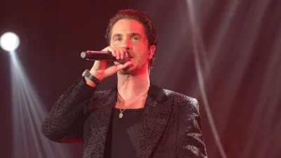 Σάλος στο διαδίκτυο με το νυχτερινό κέντρο που εμφανίζεται ο Νίκος Οικονομόπουλος - Οι καταγγελίες στα social  media