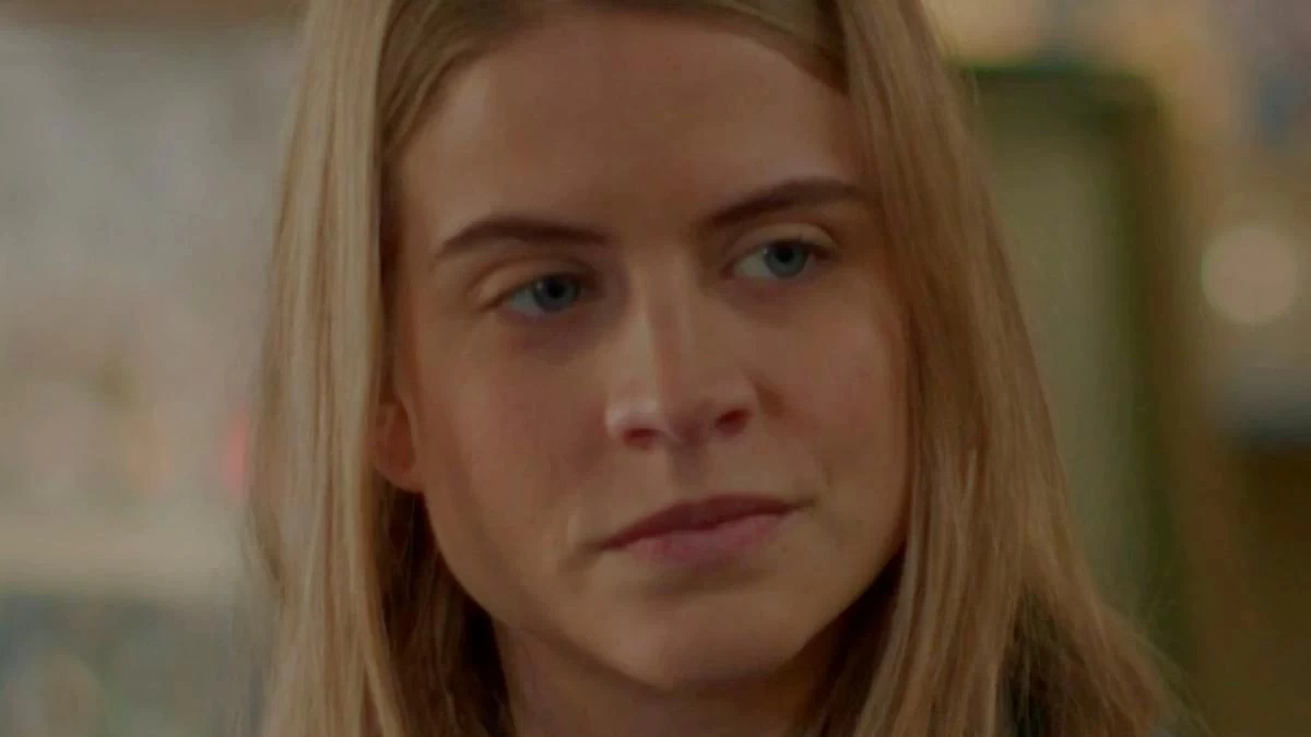 Η παραλία: Έγκυος η Υπατία!