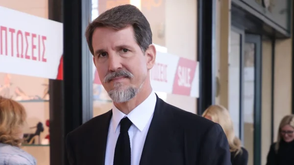 Παύλος Γλύξμπουργκ: Έφτασε στην Ελλάδα με καράβι από την Ιταλία - Οι φωτογραφίες με το τζιν παντελόνι του και το γιλέκο στο πλοίο