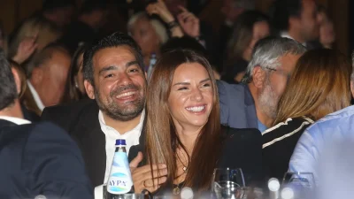 Με τζάκι στο σαλόνι και πισίνα στον κήπο - Φωτογραφίες από το μίνιμαλ σπίτι της Ελένης Τσολάκη & του Παύλου Πετρουλάκη στα Βόρεια Προάστια