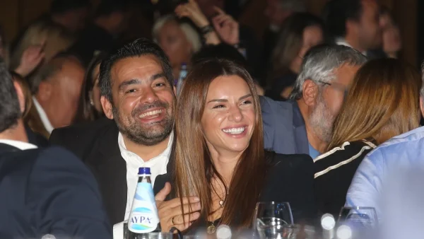 Με τζάκι στο σαλόνι και πισίνα στον κήπο - Φωτογραφίες από το μίνιμαλ σπίτι της Ελένης Τσολάκη & του Παύλου Πετρουλάκη στα Βόρεια Προάστια