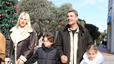 Ο Μανωλάκης έχει ψηλώσει πολύ: Με δερμάτινο μπουφάν και γούνα η Πηλιάκη δίπλα στον Χανταμπάκη - Η οικογενειακή βόλτα στο κέντρο της Αθήνας