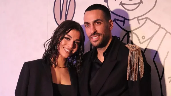 Εκείνος με κρόσσια στο σακάκι κι εκείνη με μαύρο κολλητό φόρεμα στην αγκαλιά του - Οι πρώτες δηλώσεις του Αλέξανδρου Πολυχρονιάδη δίπλα στη Μελίνα Νικολαΐδη στο party του μαγαζιού του