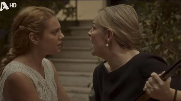 Το Προξενιό της Ιουλίας: «Τι έκανες; Θα σκοτώσω κι εσένα κι αυτόν τον άτιμο» - Την αρπάζει και τη χτυπάει ενώ "κουβαλάει" το μωρό της