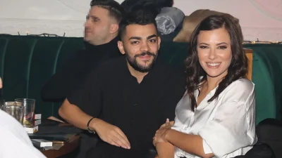 Ψηλό, με χρυσές και λευκές μπάλες - Ο ξέφρενος χορός του μικρού Αλέξανδρου μπροστά από το χριστουγεννιάτικο δέντρο της Νάργες & του Σαντικάι