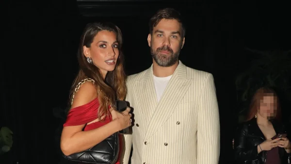 Όλοι κοιτούσαν την Σαρρή: Με κόκκινο μίνι φόρεμα με ουρά στο πλευρό του Σαμπάνη - Οι σφιχτές αγκαλιές όλο το βράδυ στα μπουζούκια