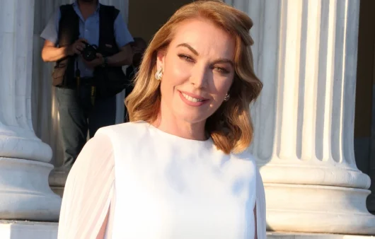 Cozy με χρυσές αποχρώσεις - Ο εντυπωσιακός στολισμός και το πανύψηλο Χριστουγεννιάτικο δέντρο της Τατιάνας Στεφανίδου