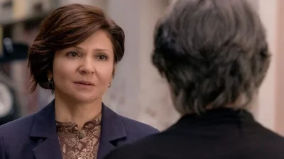 Παγιδευμένοι: «Μην κλαις», «Ναι, θέλω να γεράσω μαζί σου» - Της κάνει πρόταση γάμου με τριαντάφυλλα στο κρεβάτι και μονόπετρο κοτρόνα