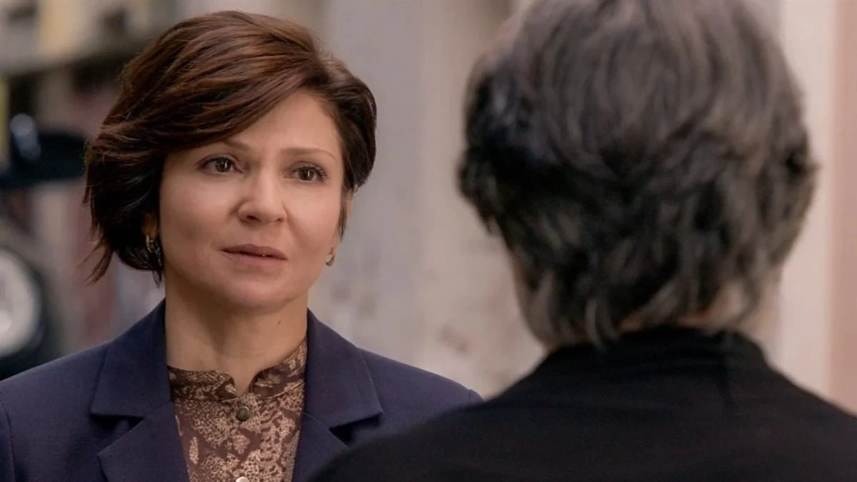 Παγιδευμένοι: «Μην κλαις», «Ναι, θέλω να γεράσω μαζί σου» - Της κάνει πρόταση γάμου με τριαντάφυλλα στο κρεβάτι και μονόπετρο κοτρόνα