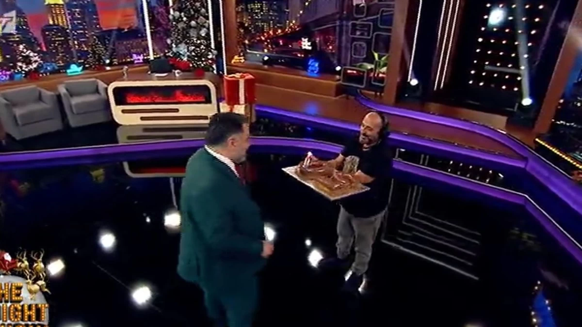 The 2night show: Το αφιερωματικό βίντεο και η τούρτα - Η έκπληξη για τα γενέθλια του Γρηγόρη Αρναούτογλου