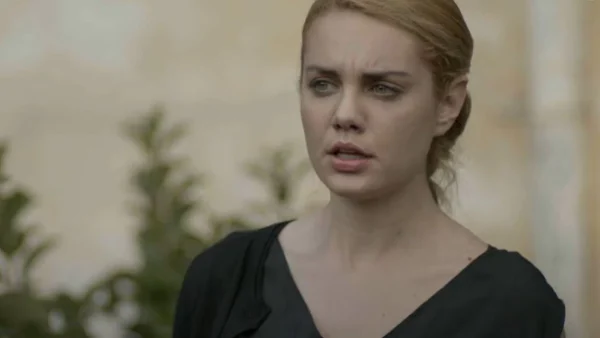 Το Προξενιό της Ιουλίας (5/12): «Καταραμένη σήκω φύγε από εδώ» - Η μητέρα του Γρηγόρη επιτίθεται στην Ιουλία