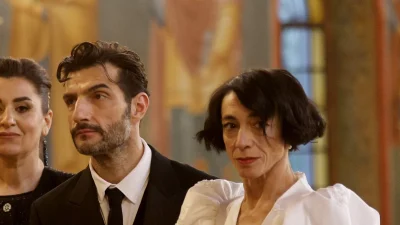 Γάμος Τοπαλίδου & Κουρή: Με κόκκινα τριαντάφυλλα στο χέρι και φουντωτά μανίκια στο νυφικό - Οι πρώτες στιγμές από την εκκλησία