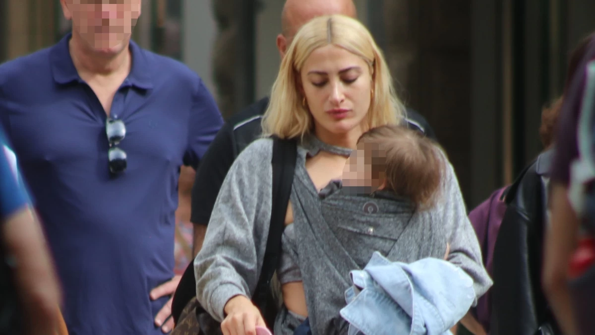 Ανήσυχη με το τηλέφωνο και μία βαλίτσα στο χέρι - Χωρίς μακιγιάζ με τον Πάρη αγκαλιά η Ιωάννα Τούνη στους δρόμους της Αθήνας