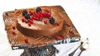 Το πιο εύκολο γλυκό για τους καλεσμένους σας: Τούρτα σοκολάτας της τελευταίας στιγμής