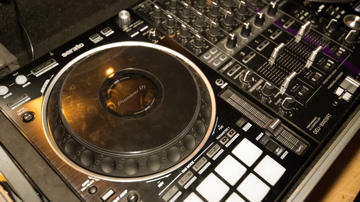 Συνελήφθη γνωστός τράπερ - Ανατίναζε μαζί με σπείρα ATM και έκαναν ξέπλυμα τα χρήματα μέσω των video clip