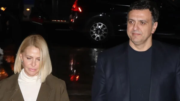 Βασίλης Κικίλιας: Ντύθηκε Άγιος Βασίλης για χάρη του γιου του - Η τρυφερή φωτογραφία με την Τζένη Μπαλατσινού στο σπίτι τους