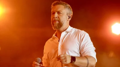 Ο Γιάννης Βαρδής απαντάει για τη συναυλία στο Καλλιμάρμαρο, την Χριστίνα Μαραγκόζη και την Φιλοθέη Μωβ