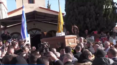 Κηδεία Βασίλη Καρρά: Έφτασε το φέρετρο του στην εκκλησία - Συνοδηγός στην νεκροφόρα η σύζυγός του