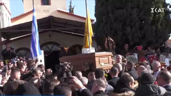 Κηδεία Βασίλη Καρρά: Έφτασε το φέρετρο του στην εκκλησία - Συνοδηγός στην νεκροφόρα η σύζυγός του