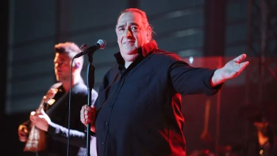 Βασίλης Καρράς: Με πεταλούδα στο χέρι τραγουδά πάνω στην πίστα - Το ανατριχιαστικό βίντεο που κάνει τον γύρο του διαδικτύου