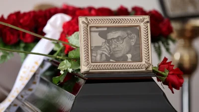 Αυτή την ώρα το τελευταίο "αντίο" στο μεγάλο Βασίλη Βασιλικό - Τραγικές φιγούρες η σύζυγος και η κόρη του