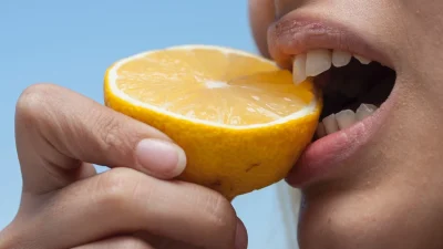 Είσαι σίγουρη ότι μασάς σωστά; Δες πως πρέπει να το κάνεις σύμφωνα με τους ειδικούς και γιατί!