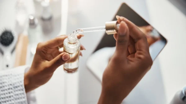 H best seller κρέμα φαρμακείου που αγαπούν τα μοντέλα & ανακουφίζει το ερεθισμένο δέρμα τώρα σε μορφή ορού!