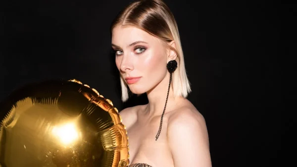 8 tips & tricks που θα σου χαρίσουν υπέροχα λαμπερά μαλλιά απογειώνοντας το γιορτινό σου χτένισμα!