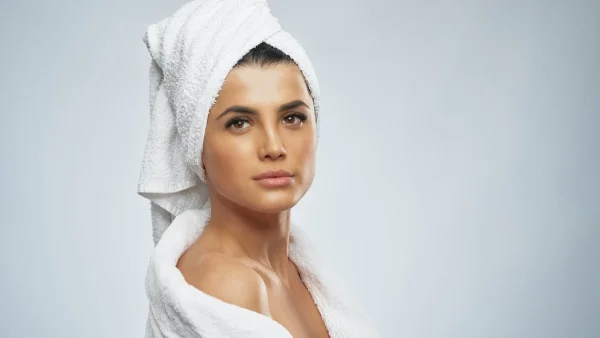 Να γιατί δεν πρέπει ποτέ να κοιμάσαι με βρεγμένα μαλλιά! Αυτοί είναι οι λόγοι...