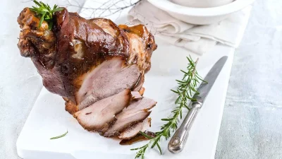 Λιώνει στο στόμα - Χοιρινό μπούτι με μέλι, μουστάρδα και πορτοκάλι: Το μυστικό για να μαλακώσει τόσο όσο