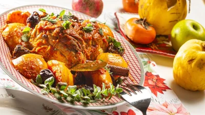 Ζουμερό χοιρινό με κυδώνια και δαμάσκηνα για τα Χριστούγεννα!