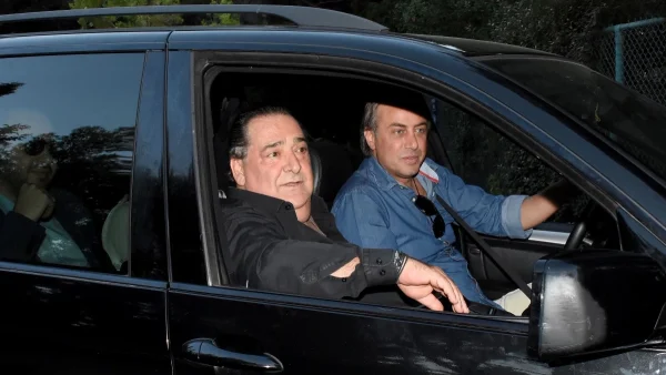 Βασίλης Καρράς: Ανατριχίλα στο γήπεδο της Τούμπας στη Θεσσαλονίκη - Το πανό του ΠΑΟΚ στη μνήμη του τραγουδιστή