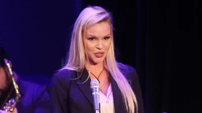 Βίκυ Κάβουρα: Τα ''έσπασε'' στη σκηνή με εφαρμοστό παντελόνι - Ο ξέφρενος χορός στον 5ο μήνα της εγκυμοσύνης της (Βίντεο)