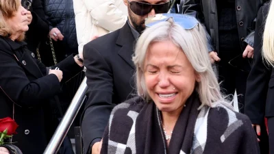 Αννούλα Φλωρινιώτη: «Έκανα ότι μπορούσα αγάπη μου» - Έφτιαξε το μνήμα του αδερφού της, Νίκου, περίπου ένα μήνα μετά τον θάνατό του