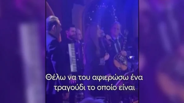 Άντζελα Δημητρίου: «Ένας άρχοντας που δε θα ξαναβγεί ποτέ...» - Ανατριχίλα πάνω στη σκηνή με την αφιέρωση της για τον Βασίλη Καρρά