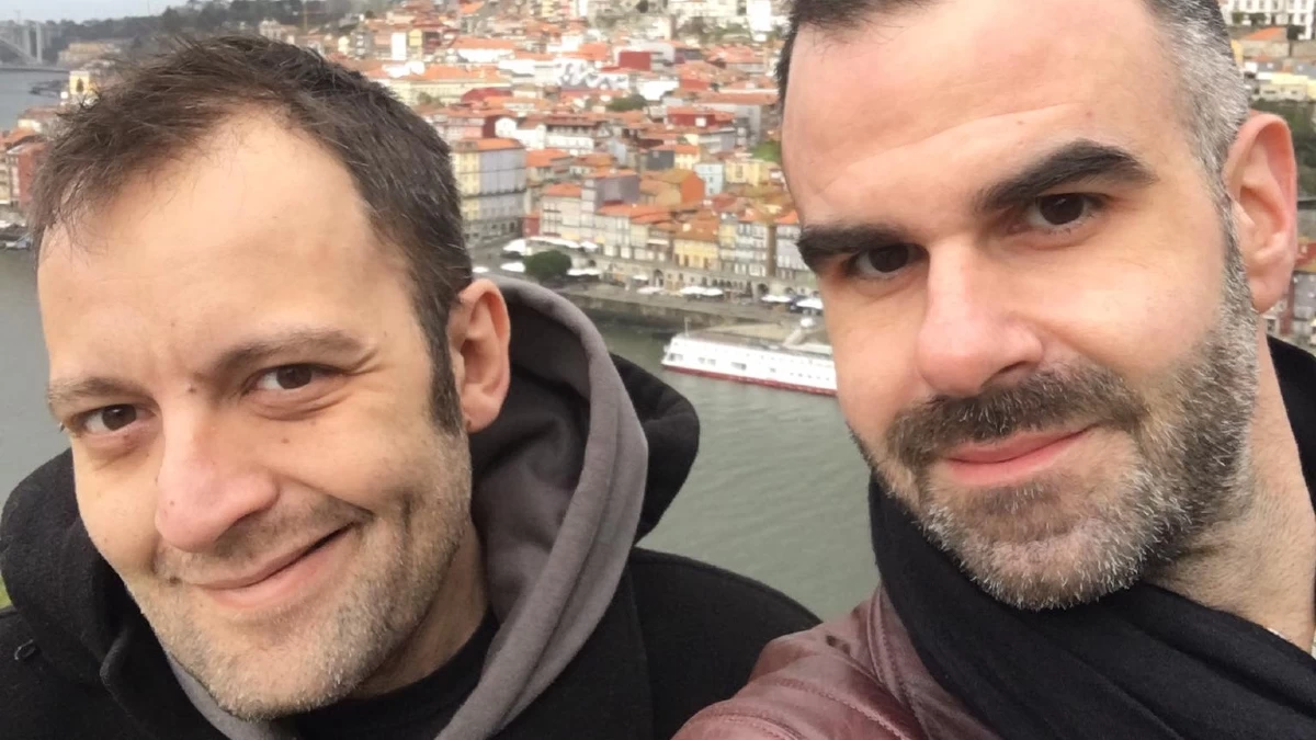 Αύγουστος Κορτώ: Ξέσπασε δημόσια για την φωτογραφία με το φιλί στο στόμα του συζύγου του που κατέβηκε από το Facebook