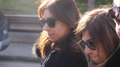 Κηδεία Χάρη Κωστόπουλου: Υποβασταζόμενη από την κόρη της στην εκκλησία η χήρα του Βασίλη Καρρά