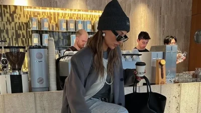 Ξαφνικά όλα τα μοδάτα σύνολα με τζιν για το 2024 περιλαμβάνουν αυτό το απροσδόκητο αξεσουάρ