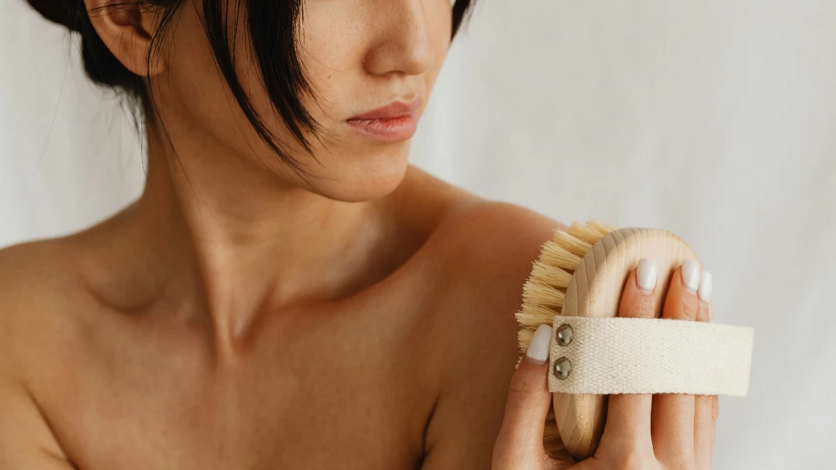 Dry brushing: Μήπως ήρθε η ώρα να ξεκινήσεις το βούρτσισμα στο σώμα; Δες γιατί & ποιά είναι τα οφέλη του